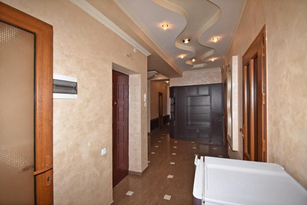 Armenak Apartment 5-Комнатная エレバン エクステリア 写真