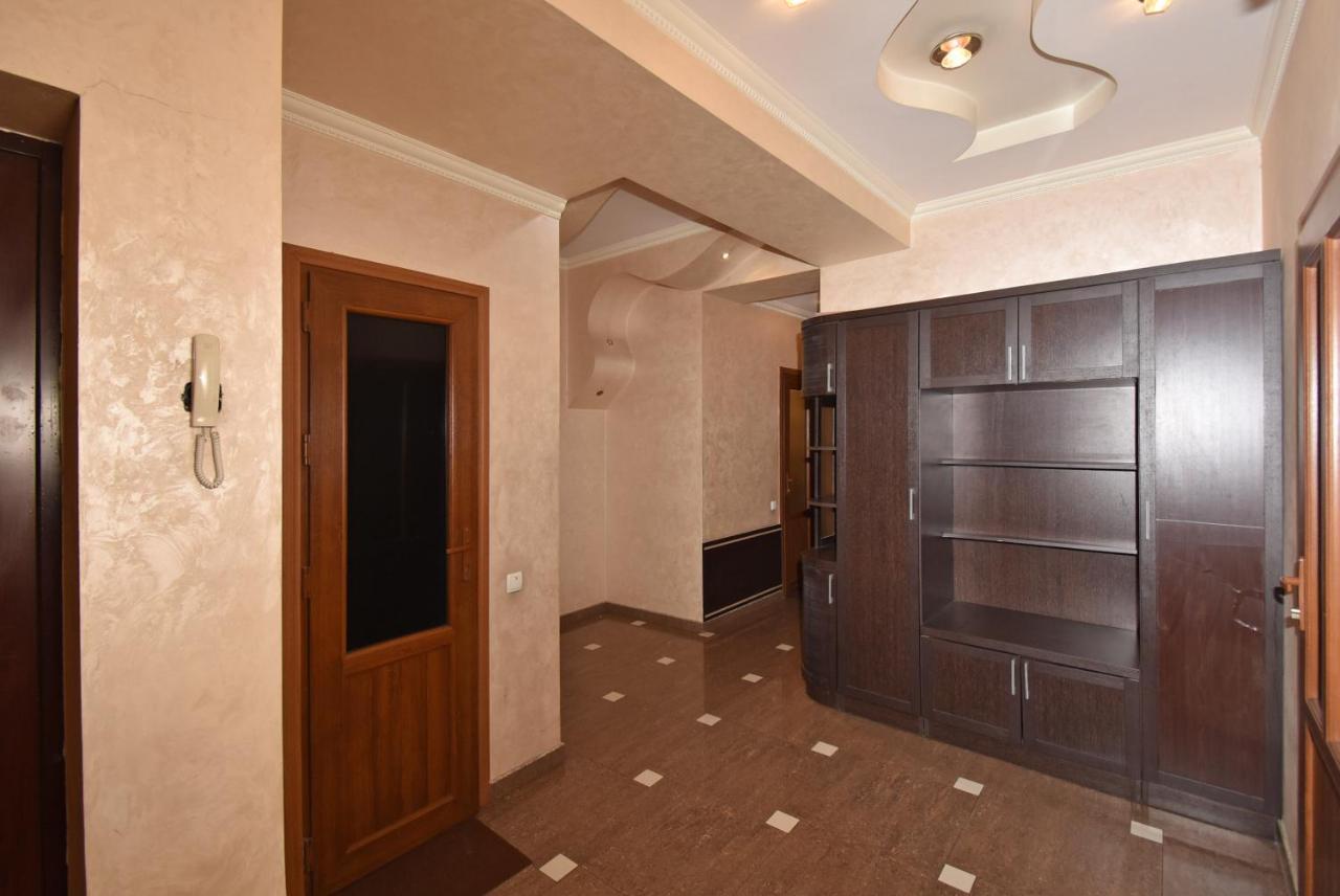 Armenak Apartment 5-Комнатная エレバン エクステリア 写真