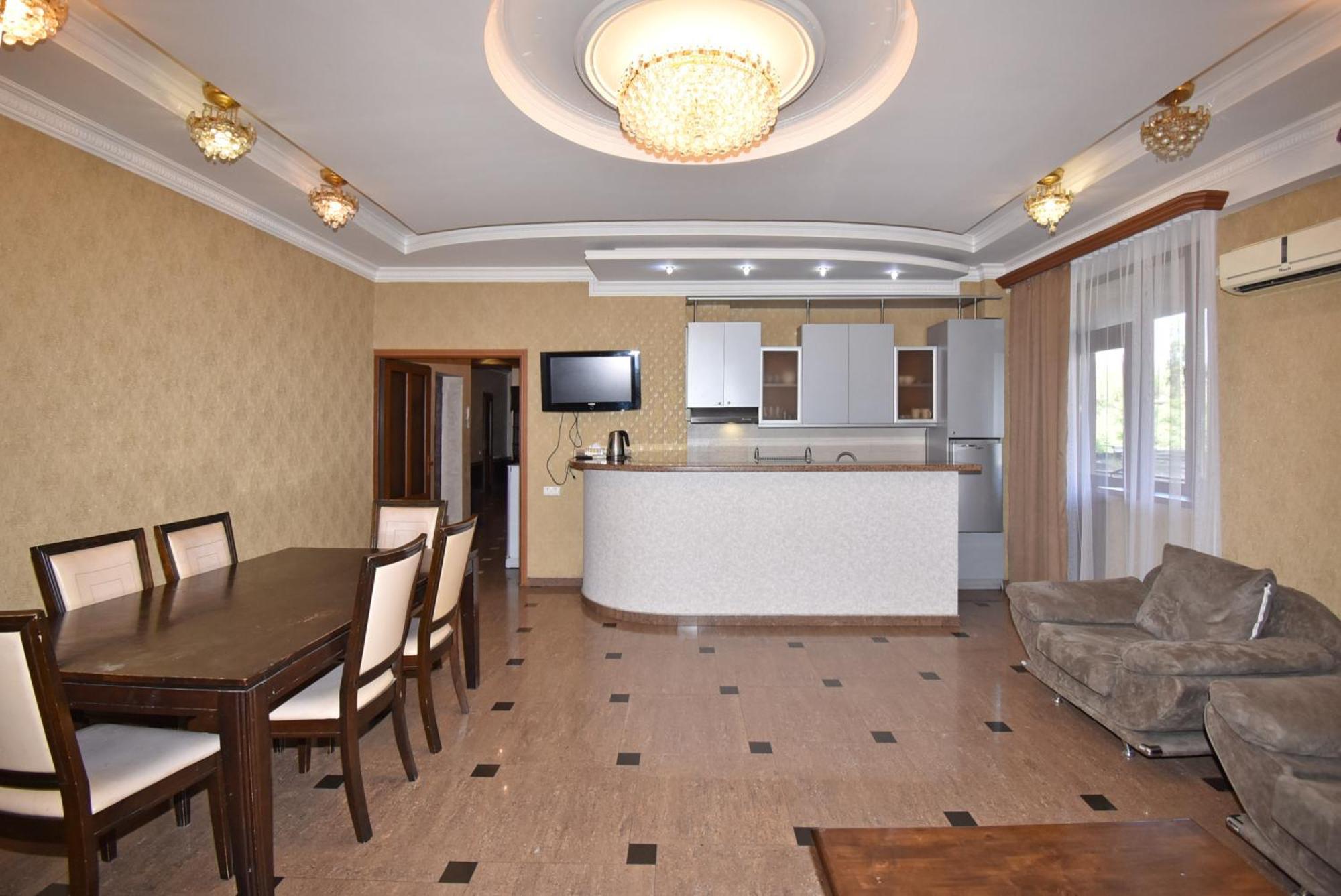 Armenak Apartment 5-Комнатная エレバン エクステリア 写真